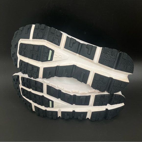 On Cloud Cloud Ultra Trail Running Shoes Womens Sz 7.5 Black & White - Picture 14 of 14